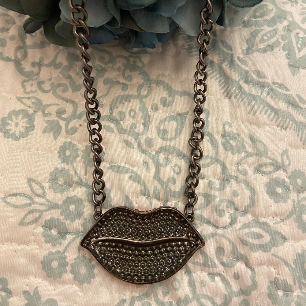 Red Glam Lip Chain - Picture 2 of 4